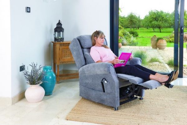 Cosi Chair Fenlake Riser Recliner Chair - in use
